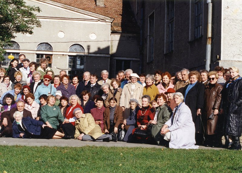 KKE 5728.jpg - Fot. Zjazd absolwentów” Piatki” na Antokolu. Na fotografii: Barbara Graszko, Romanowska, Pyslewicz, Rymszonek, Choraszewska, Wialbettówna, Sinus-Sienkiewicz, Alina Mickańcówka, Halina Tuliszewska, Idalia Żyłowskwa, Wilno, 1994 r.